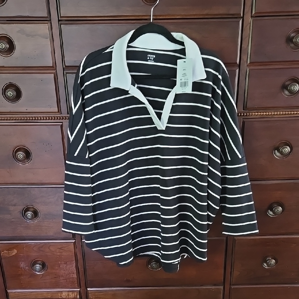 NEW Womens Crown And Ivy Pullover Black And White